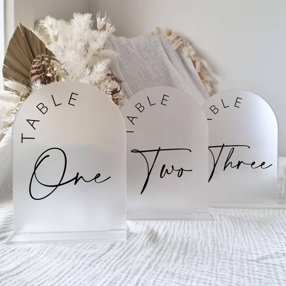 JINMURY Numéros de table de mariage en arche givrée 1 à 25 avec supports 5 x 7 pouces Panneau en acrylique en arche givrée avec lettres noires Nu