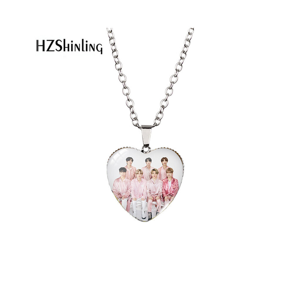 (93) Collier coeur Bts classique avec un design de pierres précieuses offrant un style intemporel pour