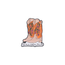(QHXZ246) broche de botte à la mode de dessin animé avec lettrage amusant et couleurs accrocheuses fabriquées