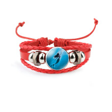 (34401111) Elegante pulsera multicapa de cuero rojo para niños con una simpática caricatura de sirena