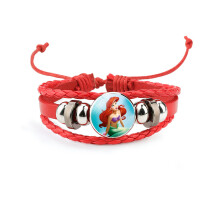 (34401105) Elegante pulsera multicapa de cuero rojo para niños con una simpática caricatura de sirena.