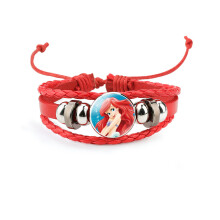 (34401103) Elegante pulsera multicapa de cuero rojo para niños con una simpática caricatura de sirena