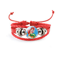 (34401109) Elegante pulsera multicapa de cuero rojo para niños con una simpática caricatura de sirena