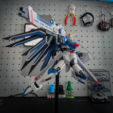 (mit Box-12 cm) Flying Freedom HG 1/144 SEEDFREEDMO Mech Montagemodellbausatz Actionfiguren Kinderspielzeug Desktop-Dekoration