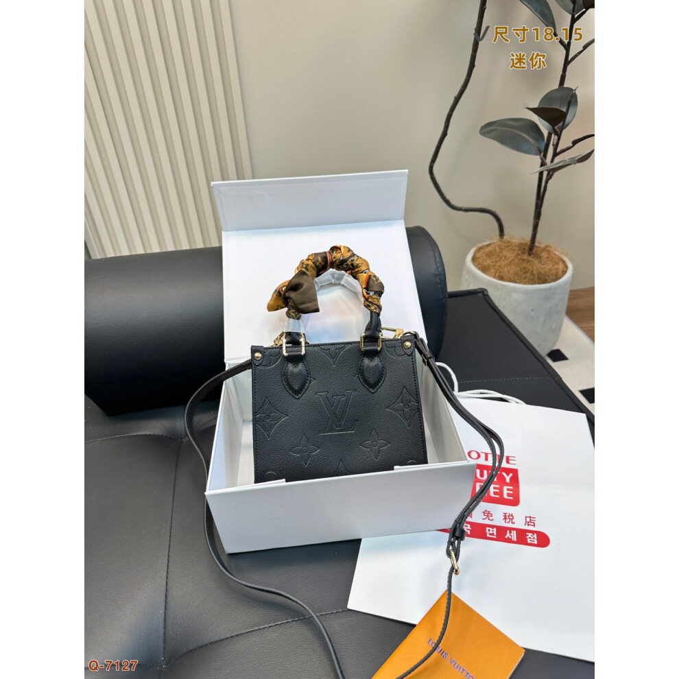 Louis Vuitton Shoulder Bags Fashionable And Classic, Light Luxury And Simple, Practical And Versatile (Size: 18x15cm）
