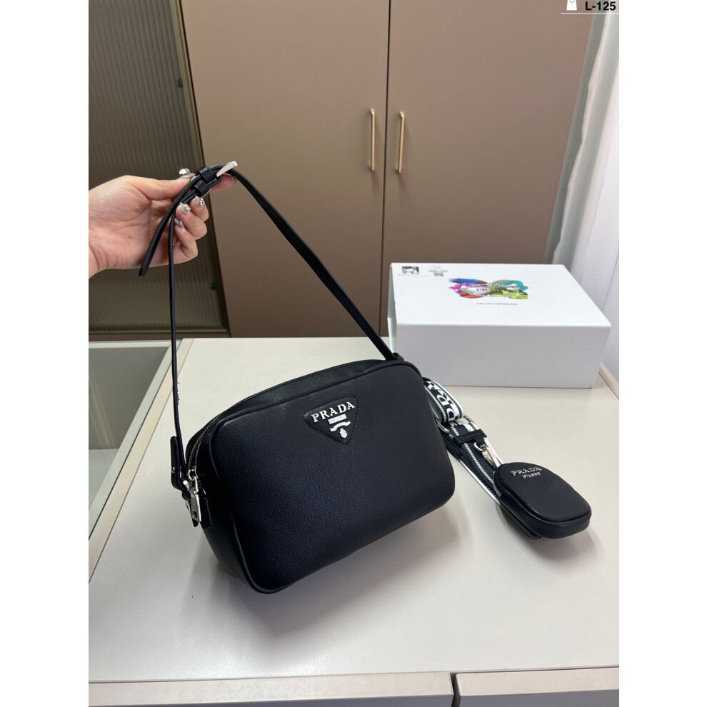 Prada Shoulder Bag Fashionable And Classic, Light Luxury And Simple, Practical And Versatile (Size: 22x15cm）