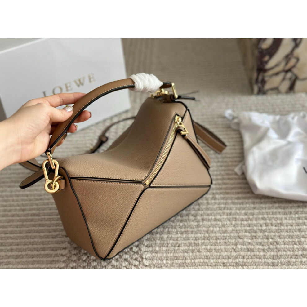 Loewe Shoulder Bags Fashionable And Classic, Light Luxury And Simple, Practical And Versatile (Size: 24cm）