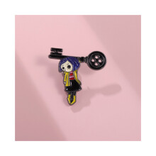 Schattige pin-broche met stripfiguur met klein meisje met sleutel voor unieke accessoires