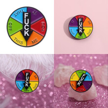 Cartoon geïnspireerde decoratieve broche met dynamische roterende pijl en alfabet voor heren- en dameskleding