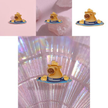 Heerlijke cartoon capibara broche met felgele eend voor persoonlijke flair