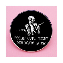 Opvallende broche-schedelbadge ontworpen voor zowel mannen als vrouwen met een unieke gotische flair