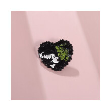 Zwarte opvallende hart geëmailleerde broche voor outfits met scifi-filmthema, stijlvol accessoire