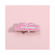 Minimalistische trendy roze legeringsbroche met creatieve cartoonstijl en alfabetletterkenmerken