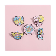 Roze cartoon grillige broche met speelse ster-toverstaf en vleugelontwerpen