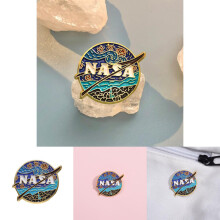 Speelse geëmailleerde broche met NASA-thema en cartoon-astronautontwerp, ideaal als cadeau