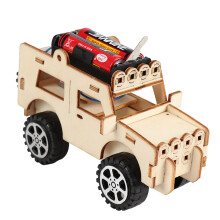 DIY Holz Elektroauto zusammengebaut, wissenschaftlich bemalte Farbübung, praktisches Fähigkeitsexperiment