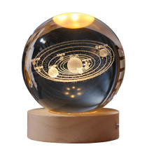 Licht kristalkleurig nachtlampje met gebeeldhouwde kristallen bol erin, lichtgevend ornament, sterrengeschenk met houten voet, zonnestelsel