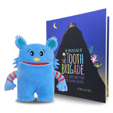 Il set interattivo ""The Tooth Brigade Book"" e il cuscino della Fatina dei Denti includono un peluche da 8"" con tasca per i denti persi e il libro