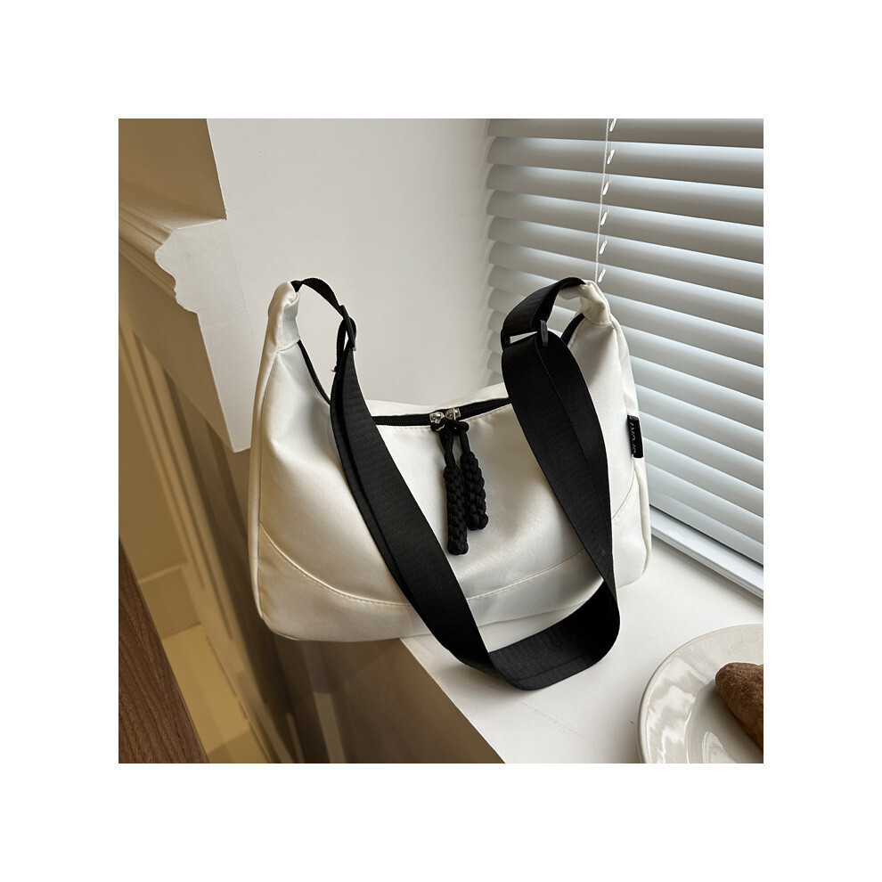 (White)Sac hobo contemporain pour femme de différentes couleurs avec une forme de boulette unique pour le style chic