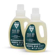 Hiketron Suit Up Nestemδinen pyykinpesuaine 5x Ultratiivistetty kova tahranpoistoaine Pitkδkestoinen maskuliininen tuoksu (80 Fl Oz 1 pakkaus)