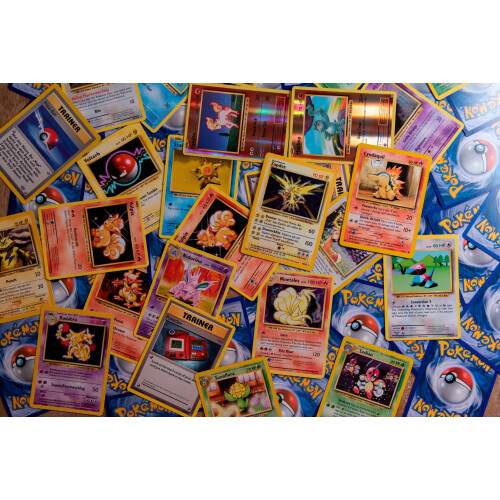 Pokémon Pokemon TCG: 100 verschiedene Karten mit Foils - Bundle mit LCC Deckbox 1