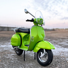 (Green Foam Box)1:10 Alloy Diecasts Vespa 125 Classics Motorcycle Models Vehicles Sound Light
