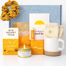 Unboxme Sunshine gave til kvinder | Selvplejepakke med urte te krus badebombe stearinlys fluffy sokker l?be balsamplade maske scrunchie & afsende