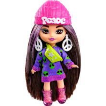 Poup  e Barbie Extra Mini Minis avec cheveux bruns, robe pull extraterrestre, accessoires sur le th  me du signe de la paix et support 3,25 pouces