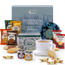 Hattie's Gifts Afternoon Tea Hamper for 2 with Clotted Cream Fudge, Shortbread Biscuits and Jams - Luxury Food Hamper for Birthdays, Housewarming, and