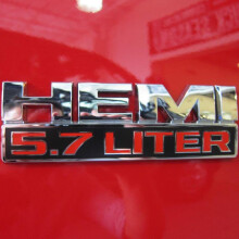 5,7-Liter Hemi Emblem Typenschild Aufkleber – Silber, 121 x 40 mm, 3M-Klebeband, passend für Dodge Ram & Jeep