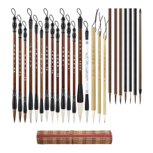 25 pennelli con vari tipi di setole, con setole di capra morbide e punte miste, adatti a diverse tecniche di pennellata.