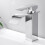 Le lavabo dans un style moderne et argenté sur une banque 3