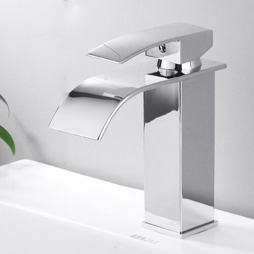 Le lavabo dans un style moderne et argenté sur une banque 2
