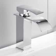 Le lavabo dans un style moderne et argenté sur une banque