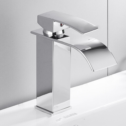 Le lavabo dans un style moderne et argenté sur une banque