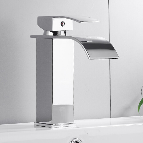 Le lavabo dans un style moderne et argenté sur une banque 1