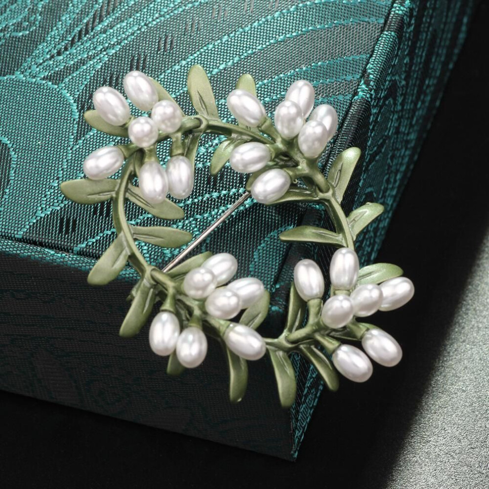 High-end Pearl Brooch Women's Anti-light Garland Brooch High-end Niche Brooch Clothing Jewelry