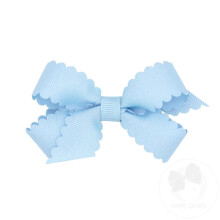 Wee Ones Klassieke Grosgrain-haarstrik voor meisjes met geschulpte randen en effen wikkel midden op een WeeStay-haarclip Mini Millennium Blue