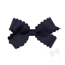 Wee Ones Klassieke Grosgrain-haarstrik voor meisjes met geschulpte randen en effen wikkel midden op een WeeStay-haarclip Mini Navy