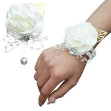 Corsage de rosas e corsage de pulso, usados para decorar bailes de formatura e casamentos. - Branco