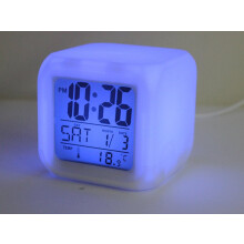 Despertador digital com iluminação LED