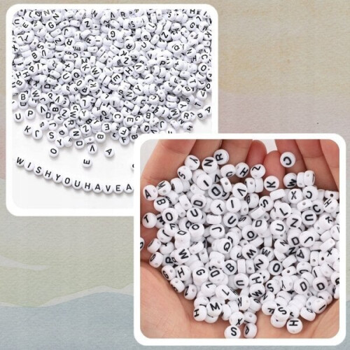 Um conjunto de contas com letras para fazer pulseiras