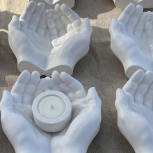 1 stampo in silicone e argilla per vassoio a forma di mano.