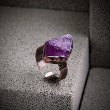 1 Stk. unregelmäßiger verstellbarer Natursteinring, Amethyst