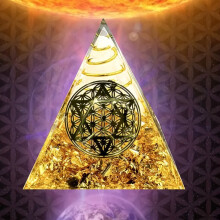 Chakra-Pyramide aus weißem Orgonkristall – Frieden, Wachstum und Stärke.