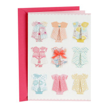 Hallmark Signature Babyparty-Karte f r neue Eltern (Babykleidung) Willkommen, neues Baby, Gl ckw nsche, Bekanntgabe des Geschlechts