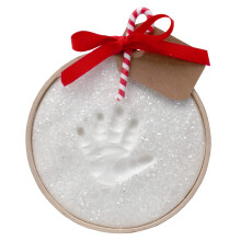 Bambino a custodire il kit di ornamenti per le mani glitter per bambini glitter con anello di legno