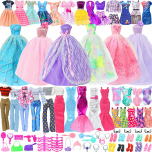 62 stk. dukket?j og tilbeh?r - 3 prinsesse brudekjoler 2 aftenkjoler og 5 mode fritidskjoler 2 toppe Bukser Outfits 5 slip kjoler 2 badedragter 1