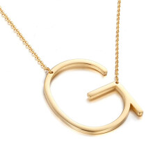 Colar com inicial lateral MOMOL banhado a ouro 18 K em ao inoxidvel com letras grandes e pingente G com nome do roteiro e monograma colares par
