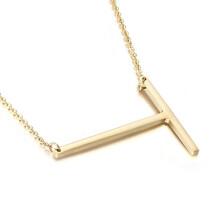 Colar com inicial lateral MOMOL banhado a ouro 18K em ao inoxidvel com letras grandes e pingente em T com nome do roteiro e colares com monogra